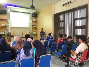 PIC puskesmas Banjarnegara 1 yanuar Iskak dalam memaparkan materi tentang E-Puskesmas